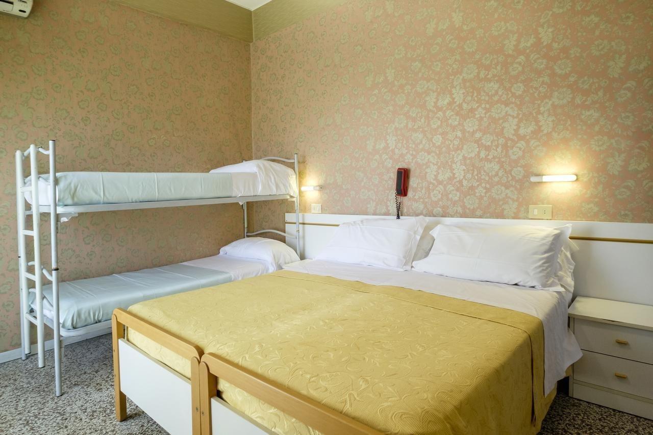 Hotel Giumer Ріміні Екстер'єр фото