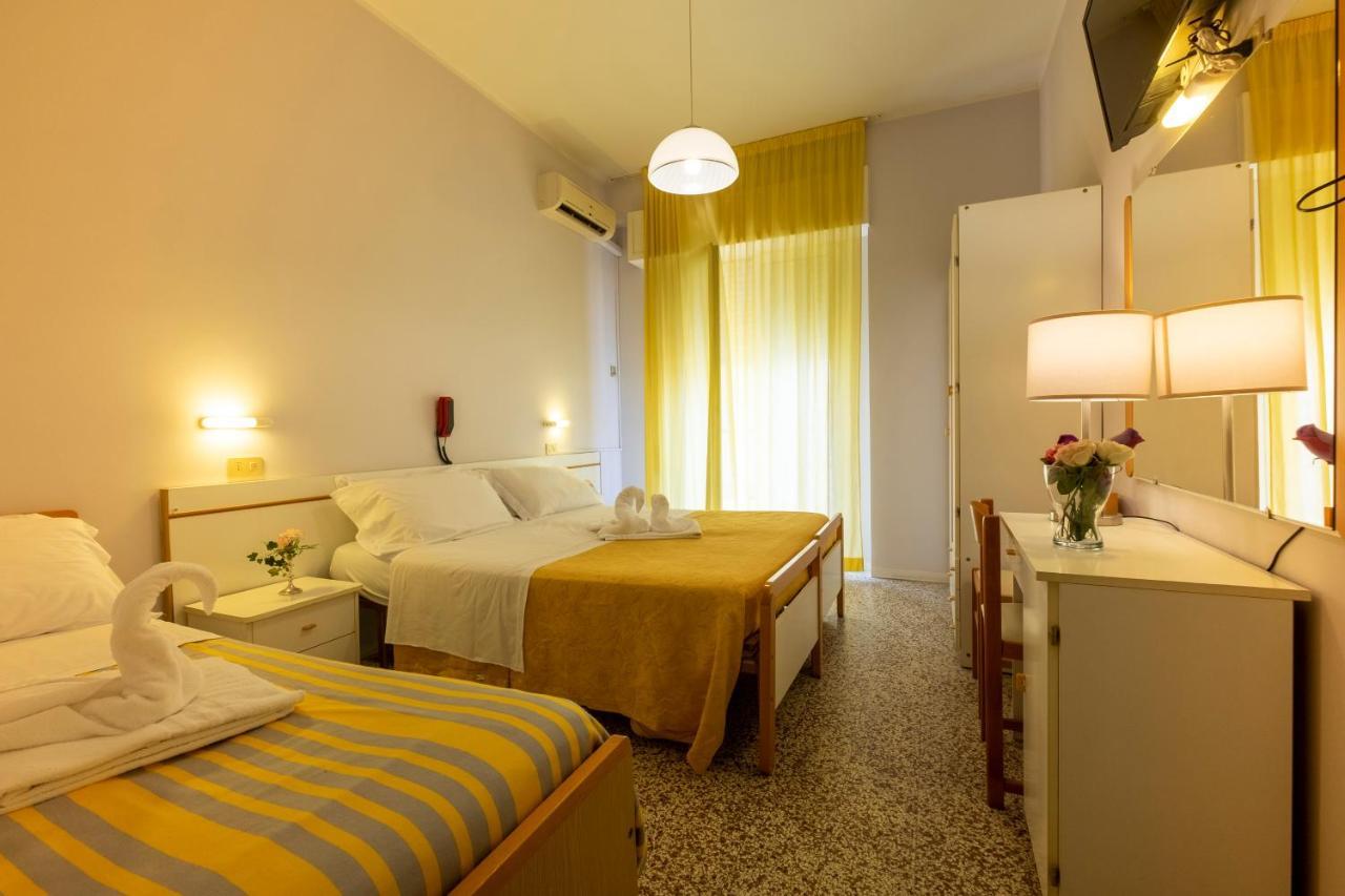 Hotel Giumer Ріміні Екстер'єр фото