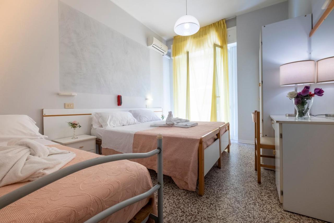 Hotel Giumer Ріміні Екстер'єр фото