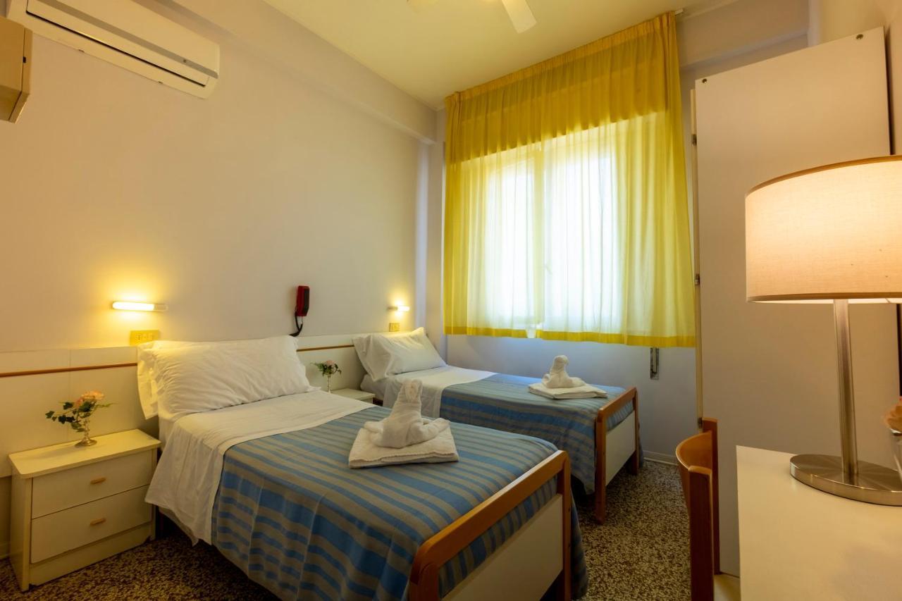 Hotel Giumer Ріміні Екстер'єр фото