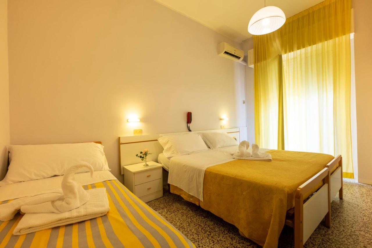 Hotel Giumer Ріміні Екстер'єр фото