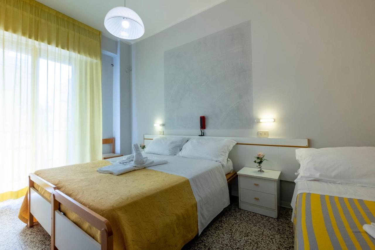 Hotel Giumer Ріміні Екстер'єр фото