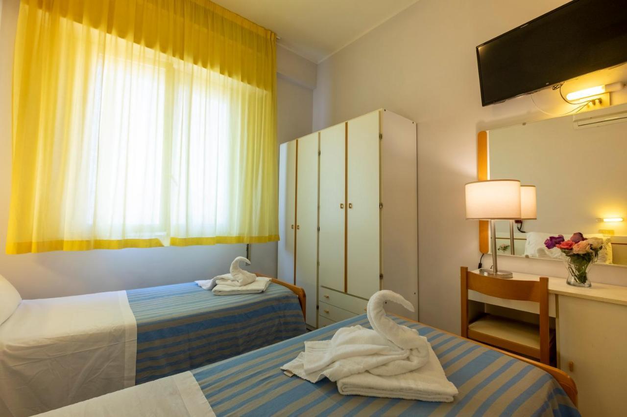 Hotel Giumer Ріміні Екстер'єр фото