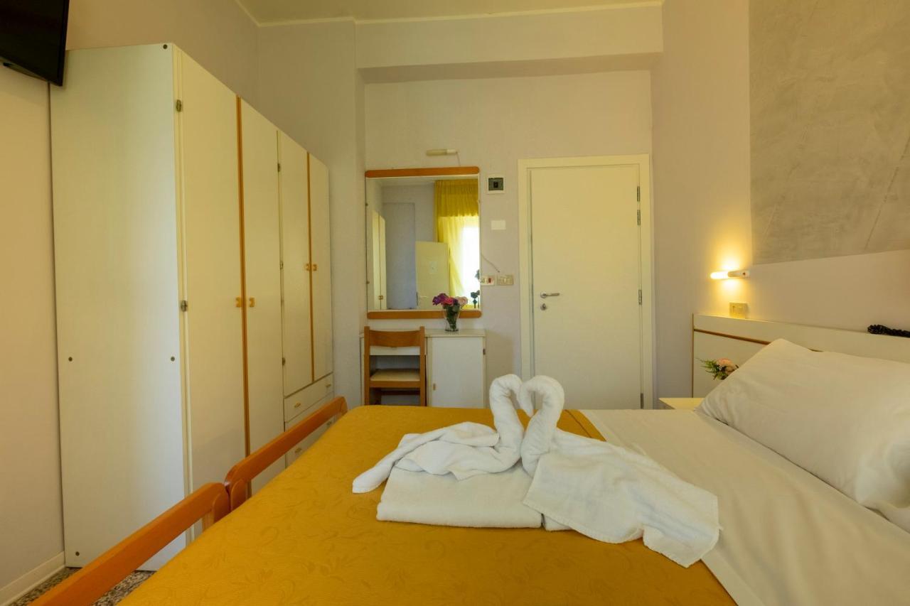 Hotel Giumer Ріміні Екстер'єр фото