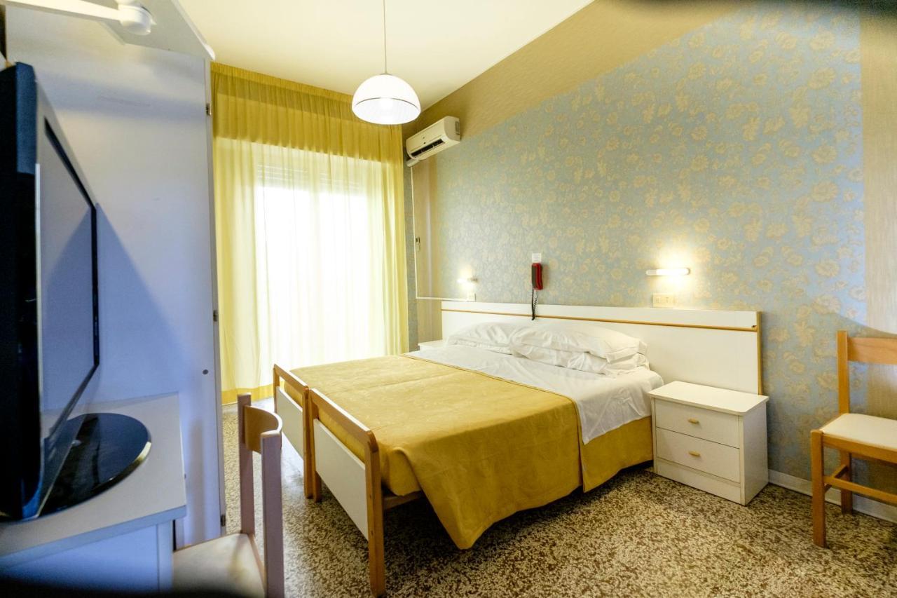 Hotel Giumer Ріміні Екстер'єр фото