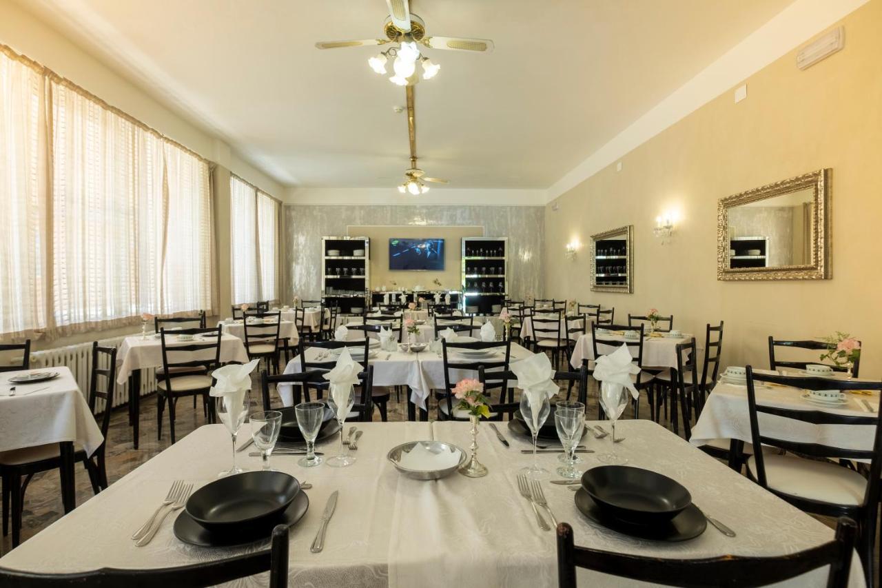 Hotel Giumer Ріміні Екстер'єр фото