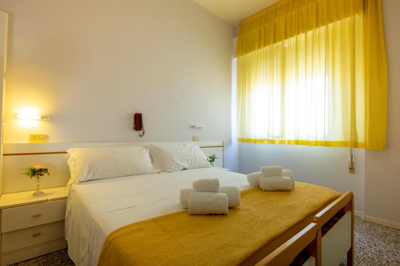 Hotel Giumer Ріміні Екстер'єр фото