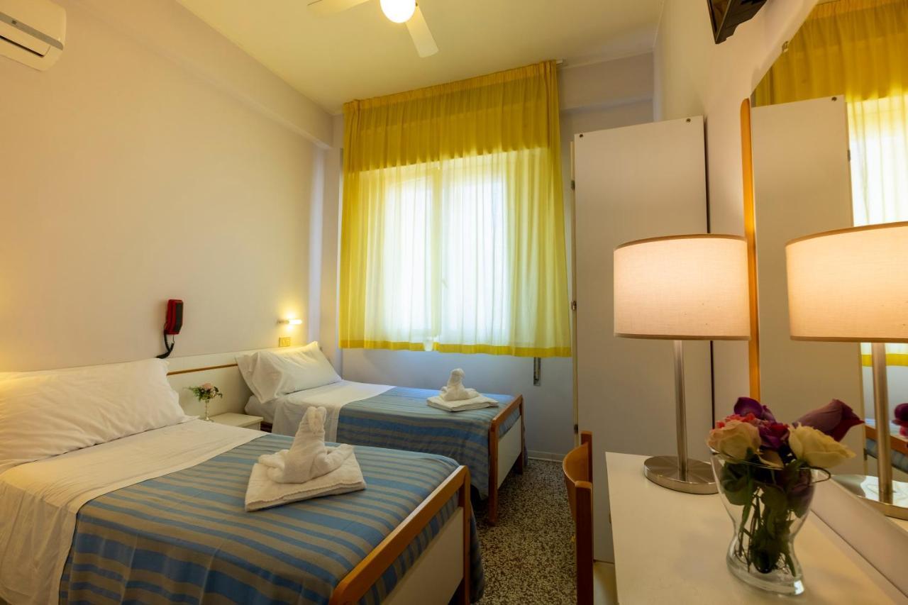 Hotel Giumer Ріміні Екстер'єр фото