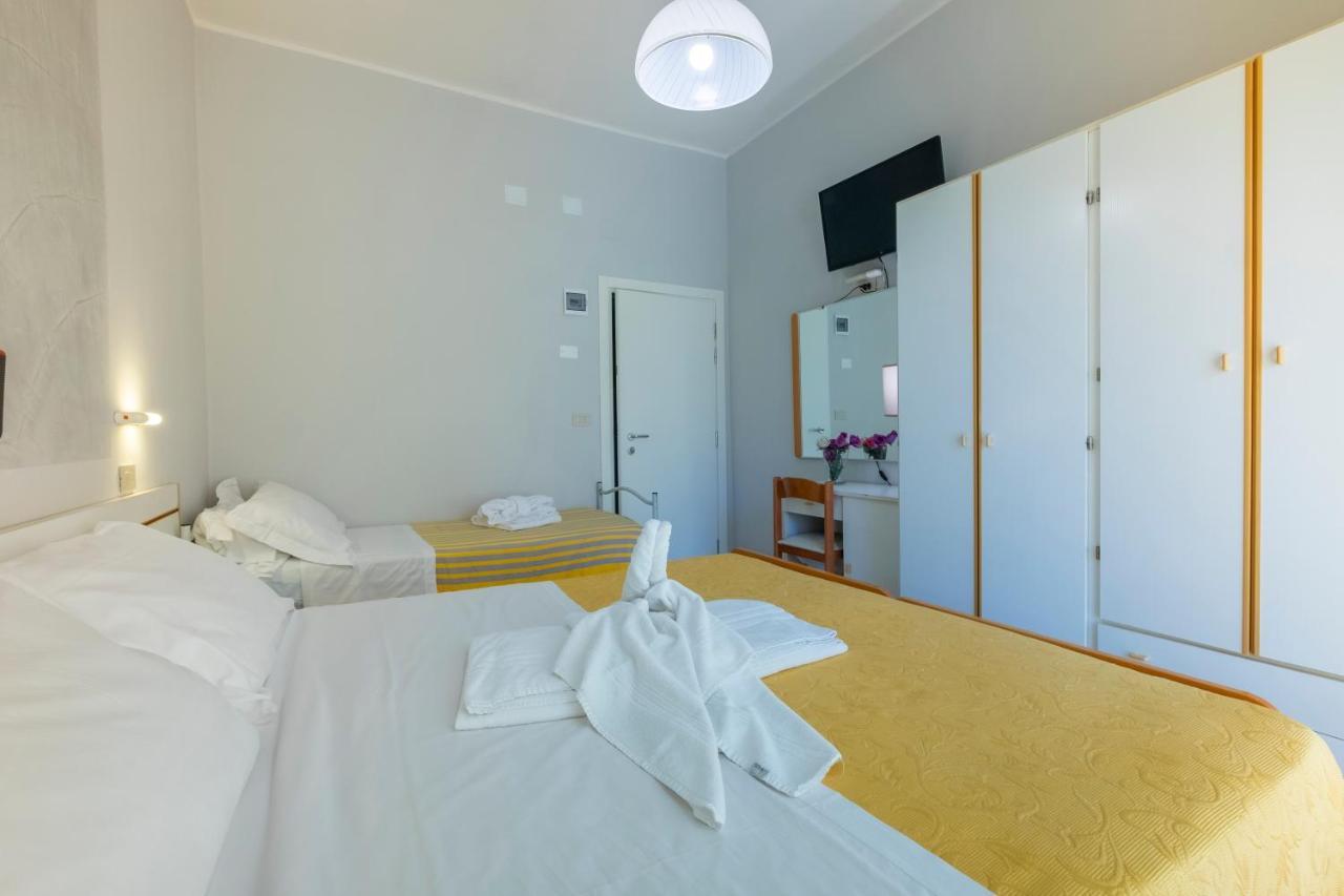 Hotel Giumer Ріміні Екстер'єр фото