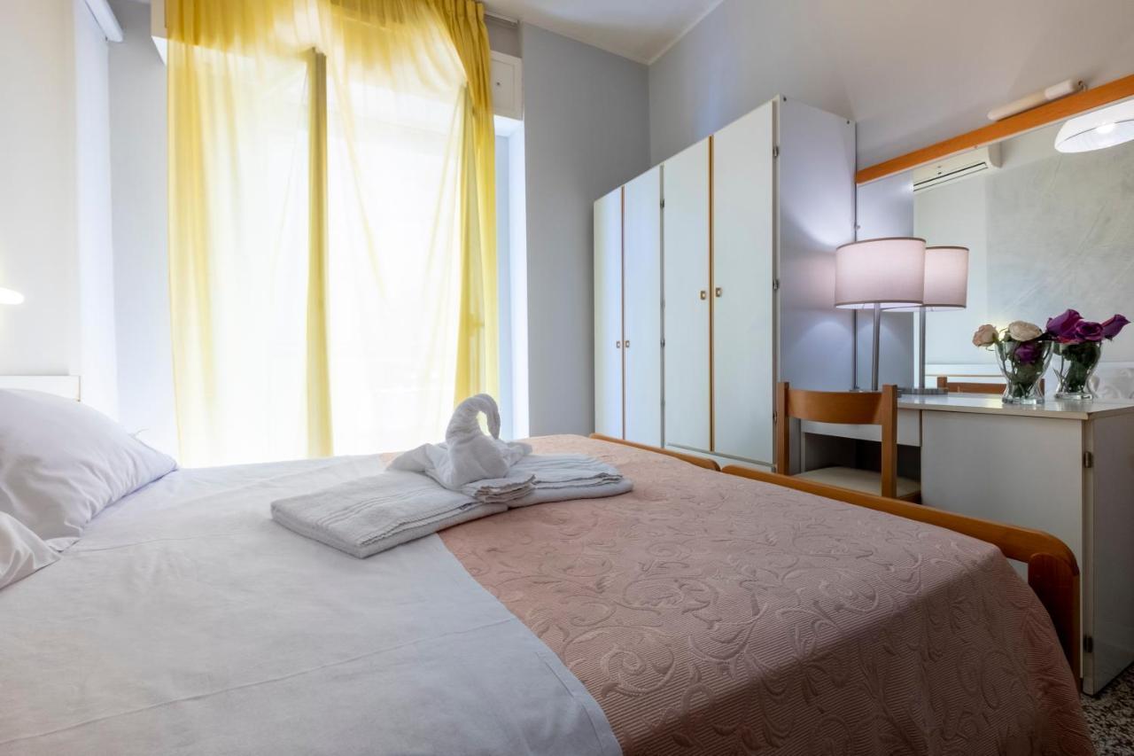 Hotel Giumer Ріміні Екстер'єр фото
