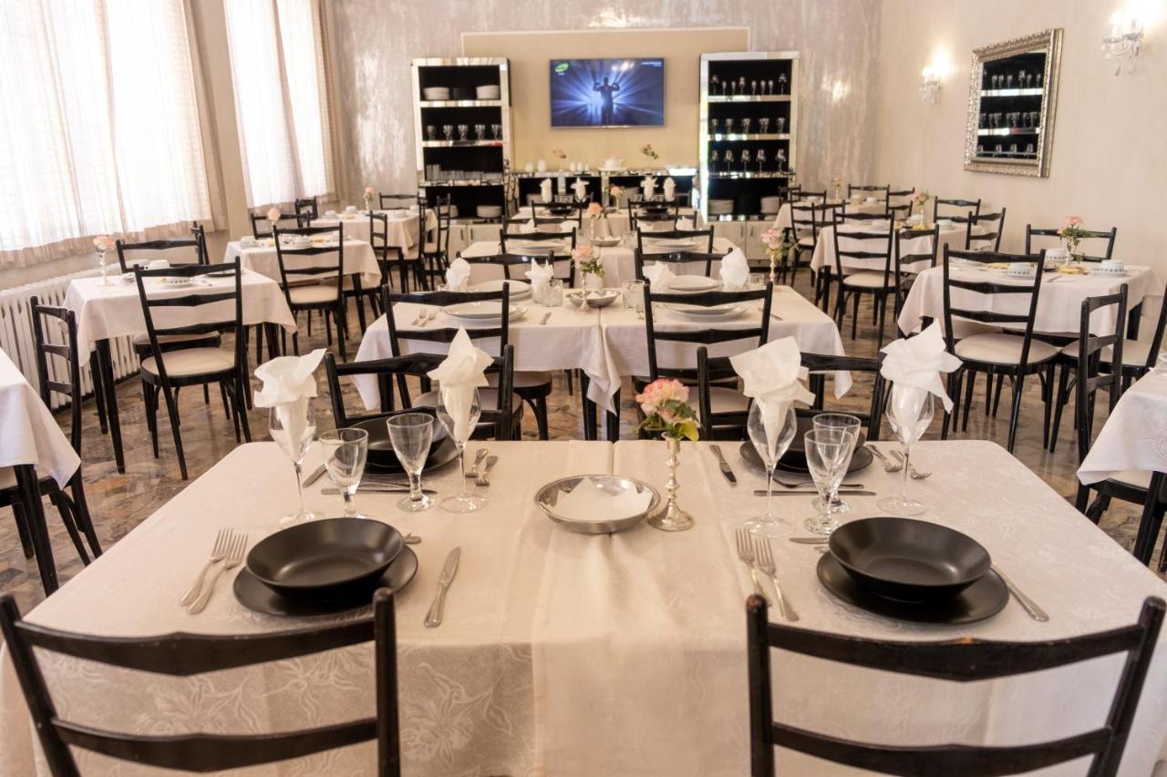 Hotel Giumer Ріміні Екстер'єр фото