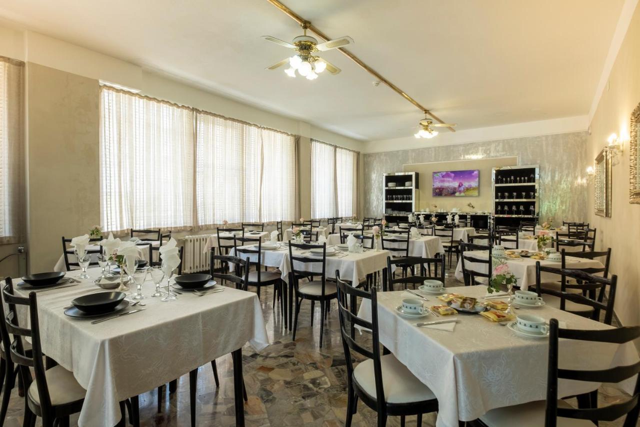 Hotel Giumer Ріміні Екстер'єр фото