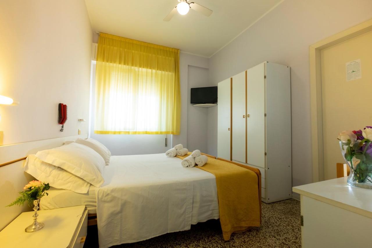 Hotel Giumer Ріміні Екстер'єр фото