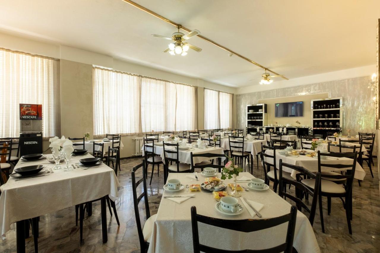 Hotel Giumer Ріміні Екстер'єр фото