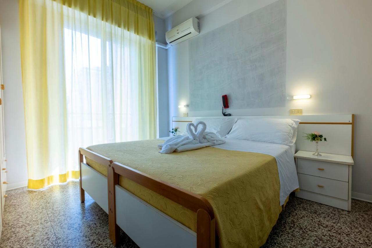 Hotel Giumer Ріміні Екстер'єр фото