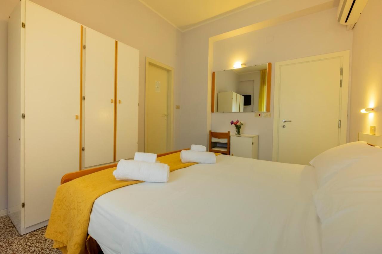 Hotel Giumer Ріміні Екстер'єр фото
