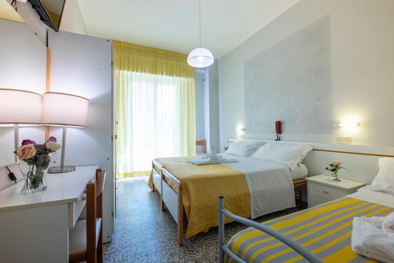 Hotel Giumer Ріміні Екстер'єр фото