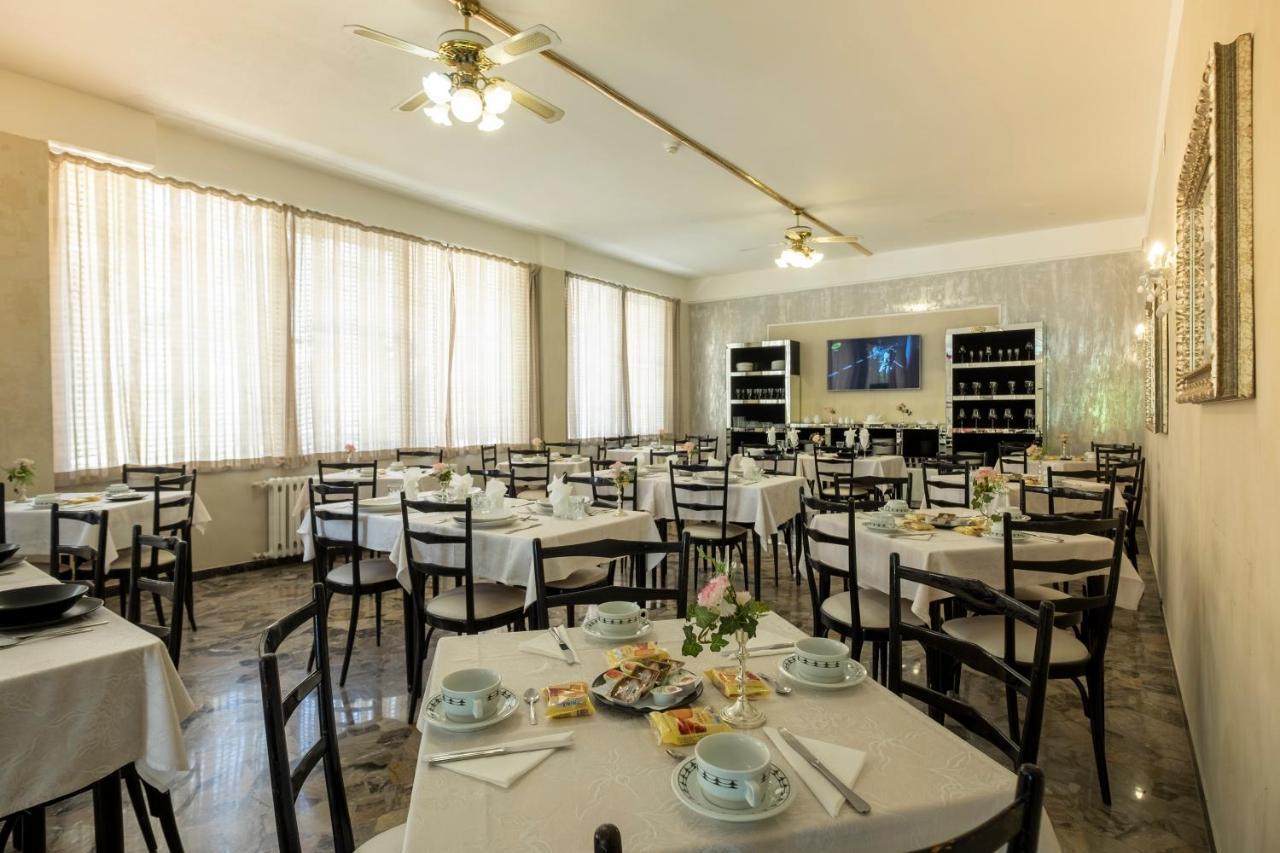 Hotel Giumer Ріміні Екстер'єр фото