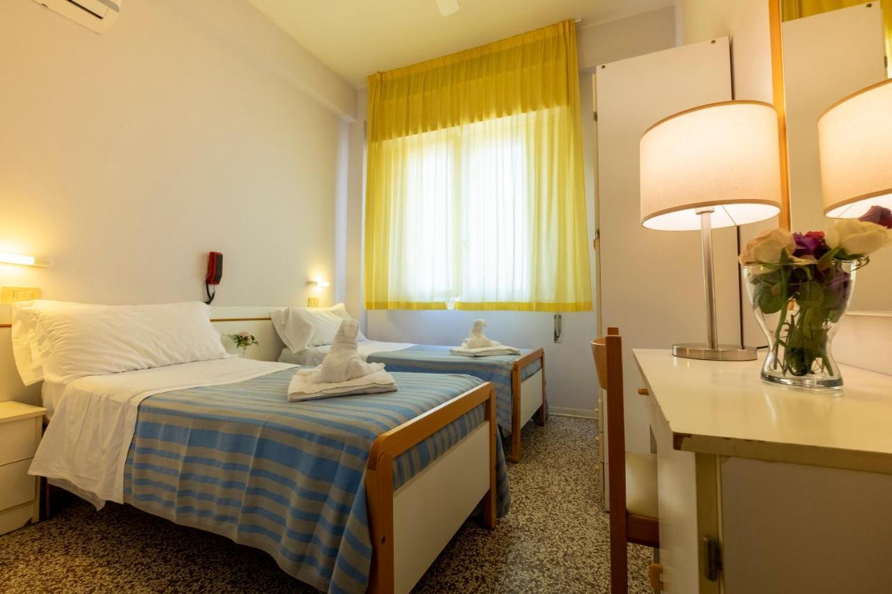 Hotel Giumer Ріміні Екстер'єр фото