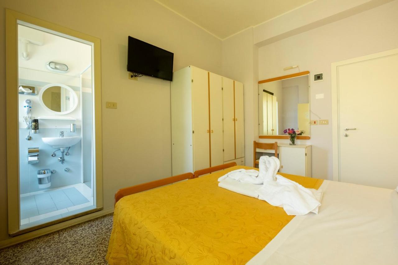 Hotel Giumer Ріміні Екстер'єр фото