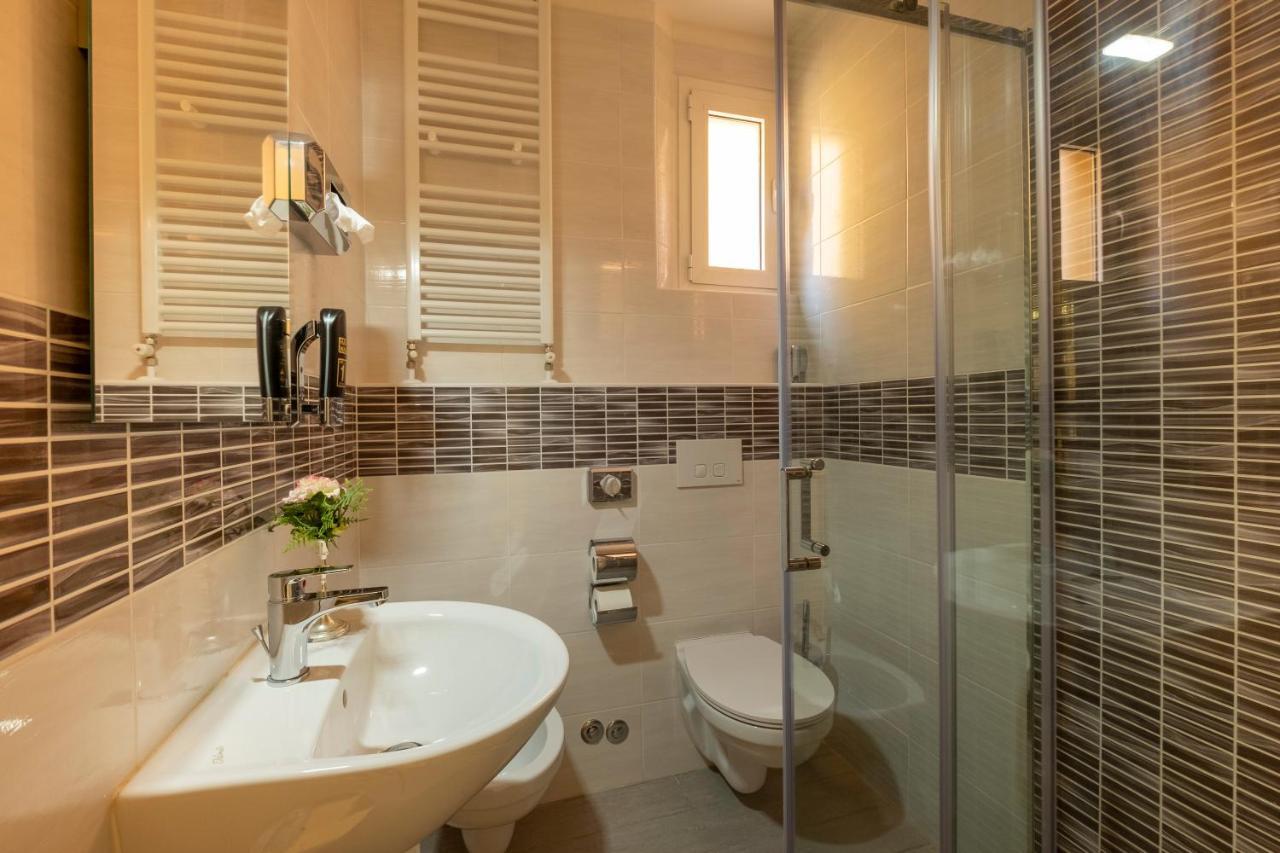 Hotel Giumer Ріміні Екстер'єр фото