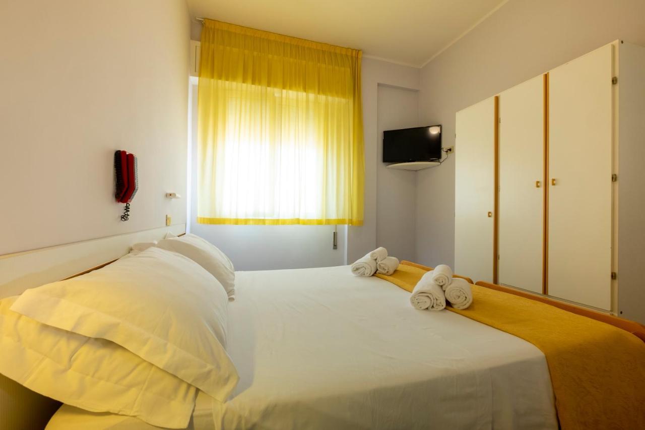 Hotel Giumer Ріміні Екстер'єр фото