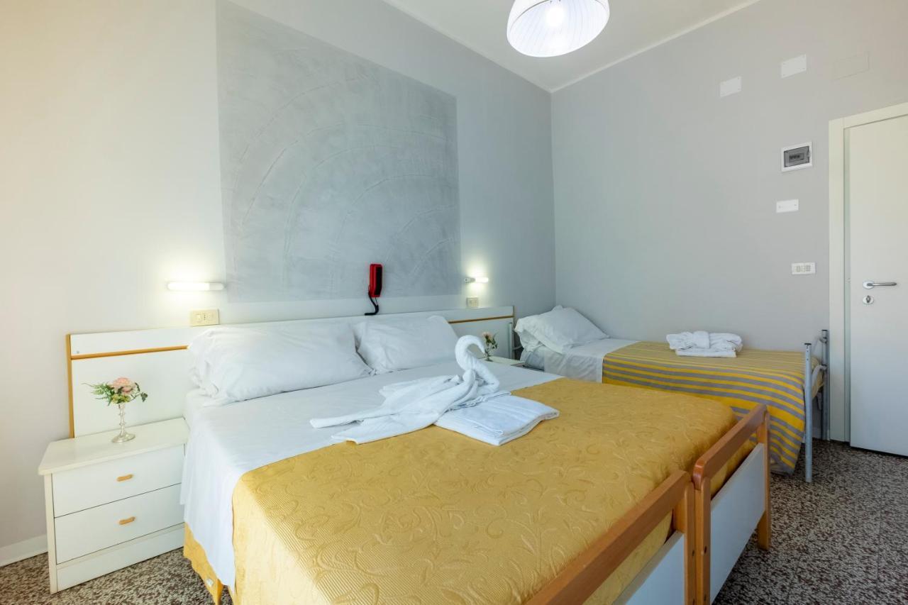 Hotel Giumer Ріміні Екстер'єр фото