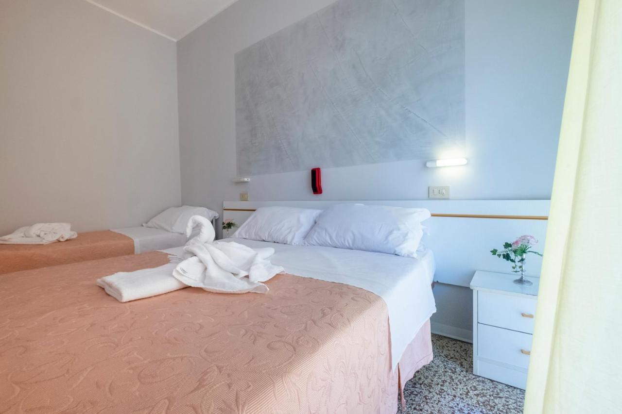 Hotel Giumer Ріміні Екстер'єр фото