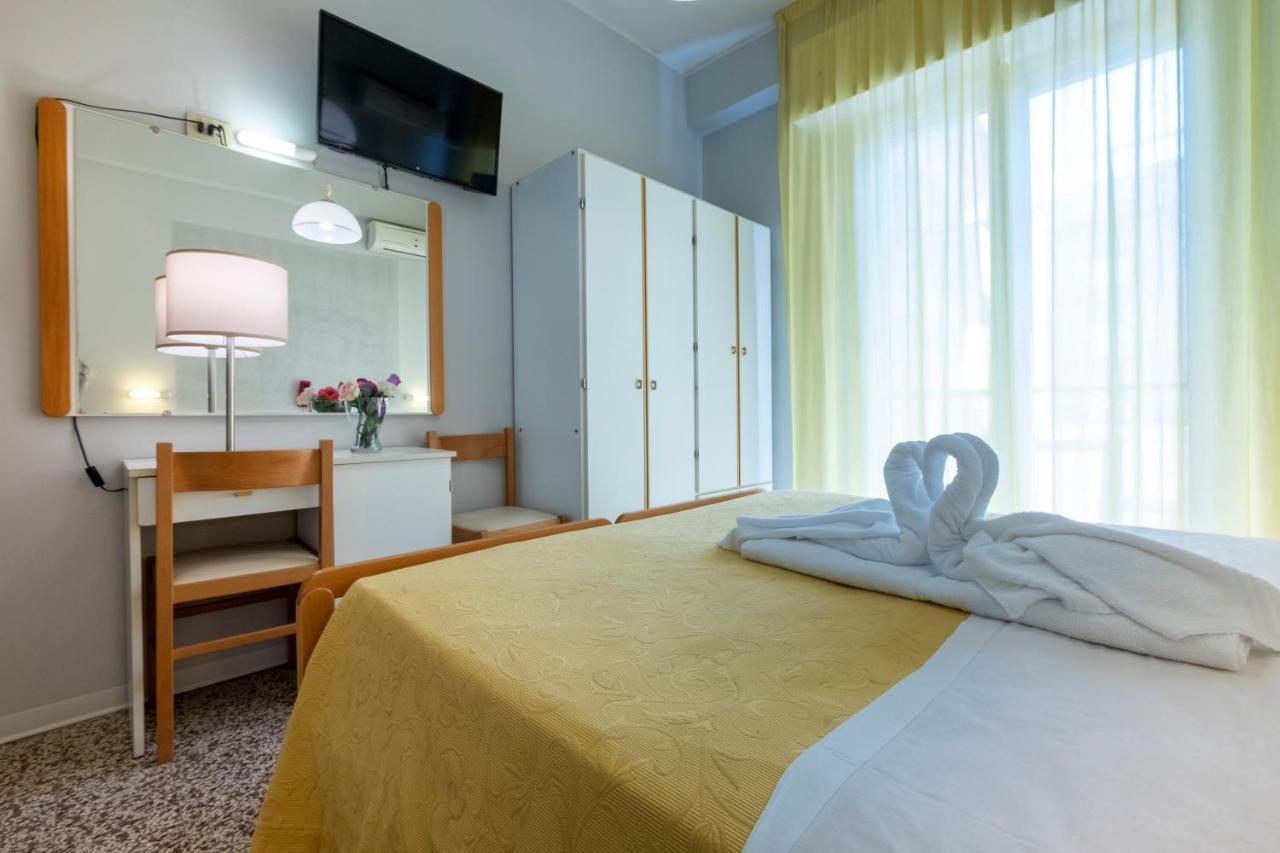 Hotel Giumer Ріміні Екстер'єр фото