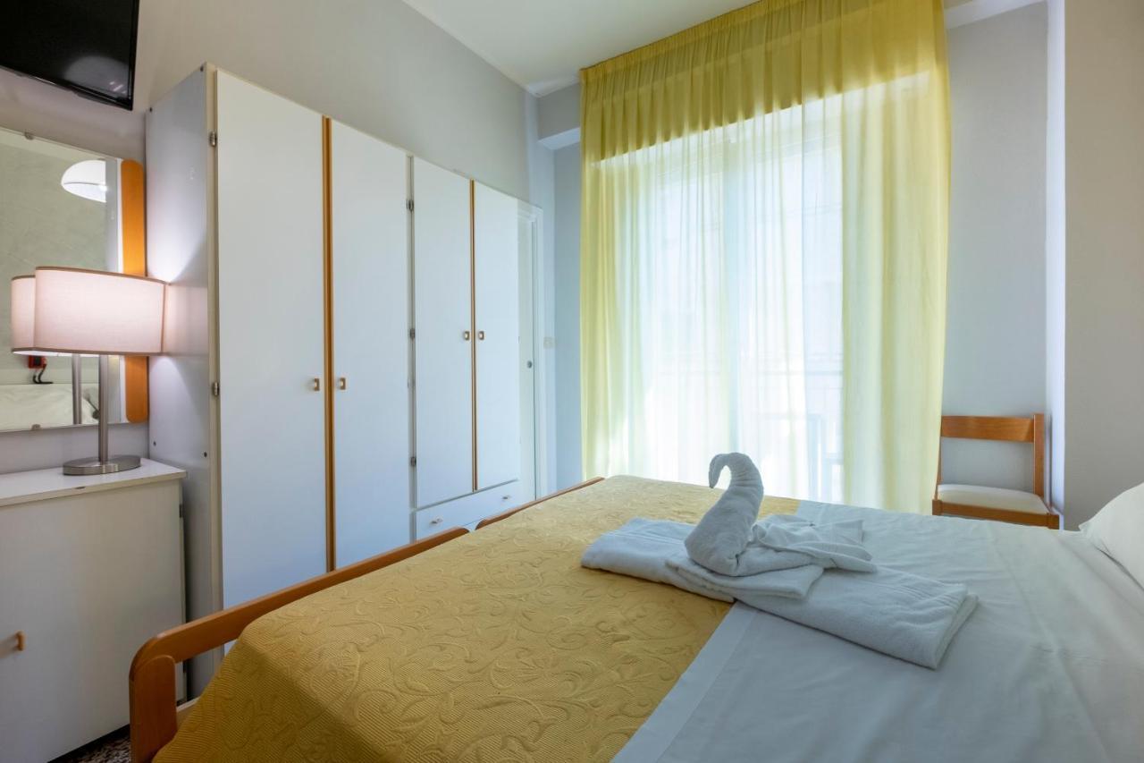 Hotel Giumer Ріміні Екстер'єр фото