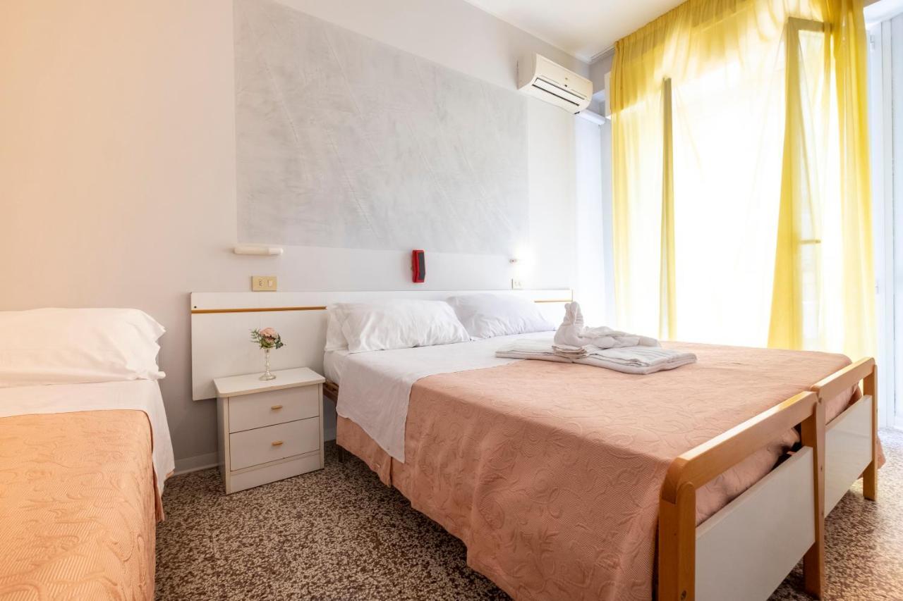 Hotel Giumer Ріміні Екстер'єр фото