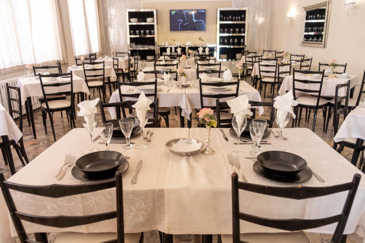 Hotel Giumer Ріміні Екстер'єр фото