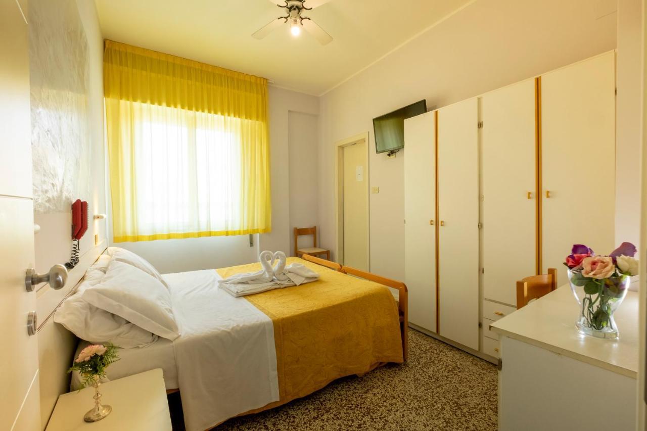Hotel Giumer Ріміні Екстер'єр фото