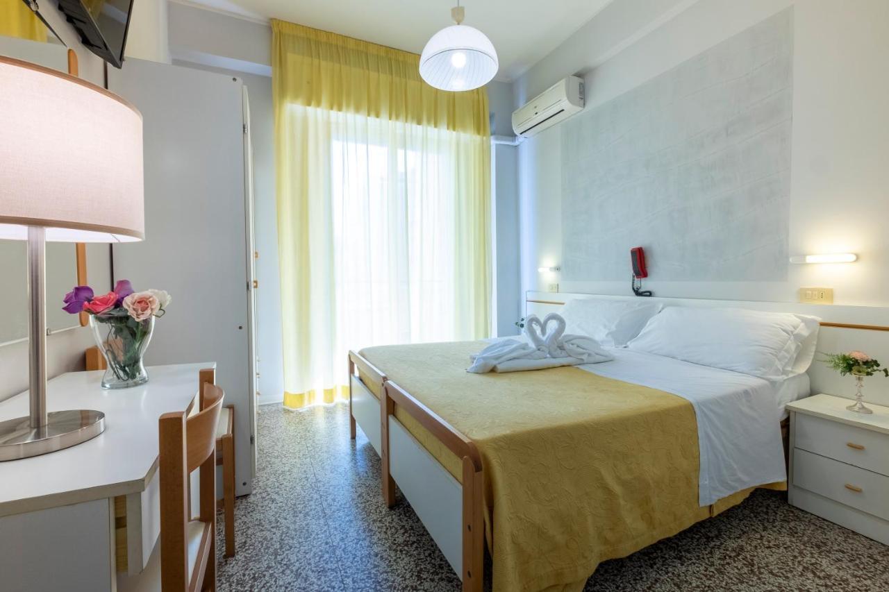 Hotel Giumer Ріміні Екстер'єр фото