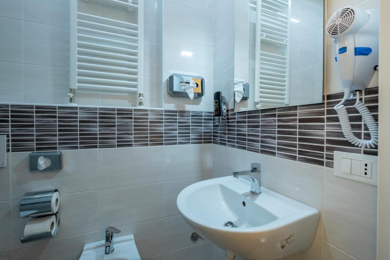 Hotel Giumer Ріміні Екстер'єр фото